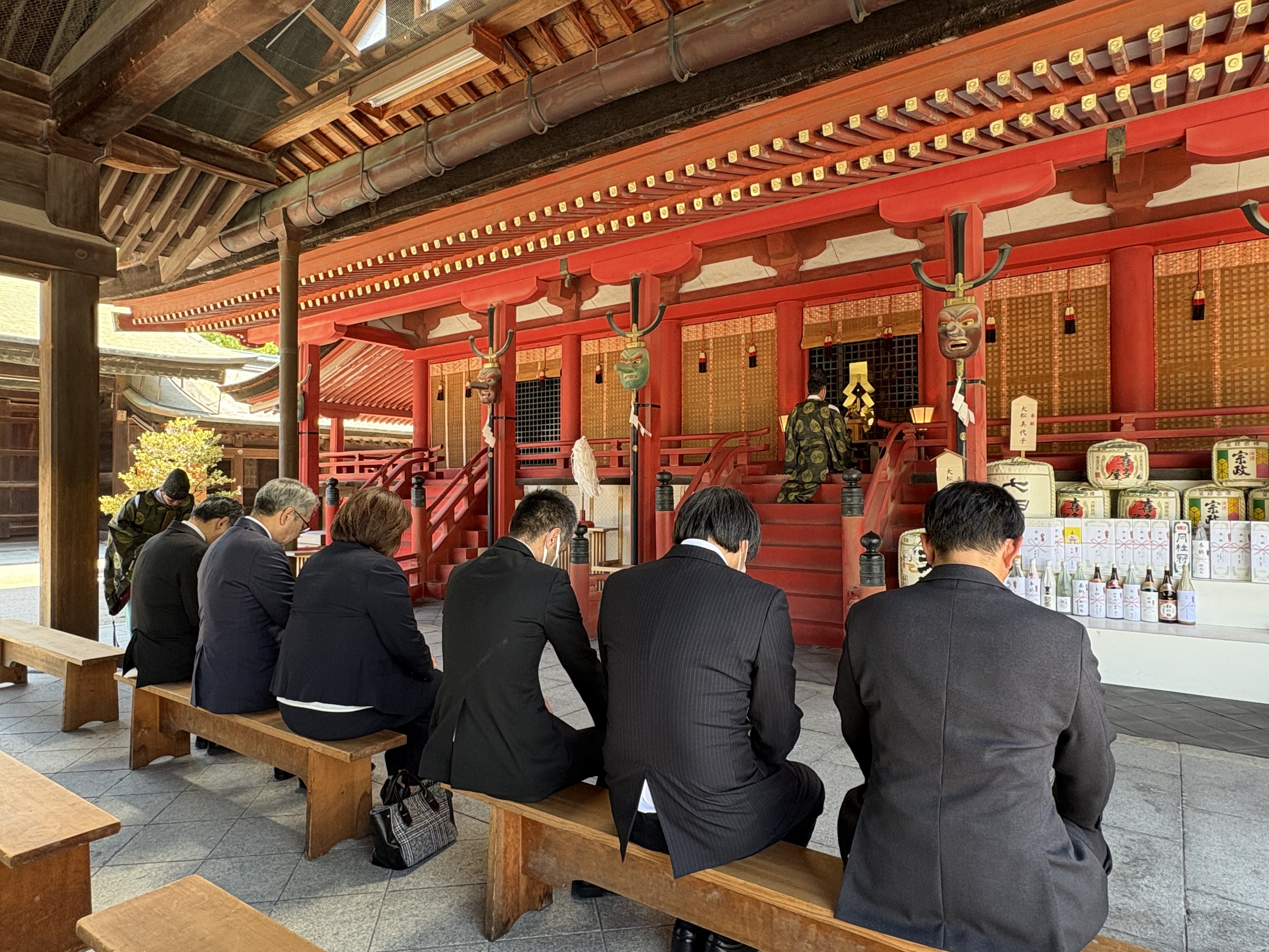 筥崎宮を訪問し、寄進を行いました